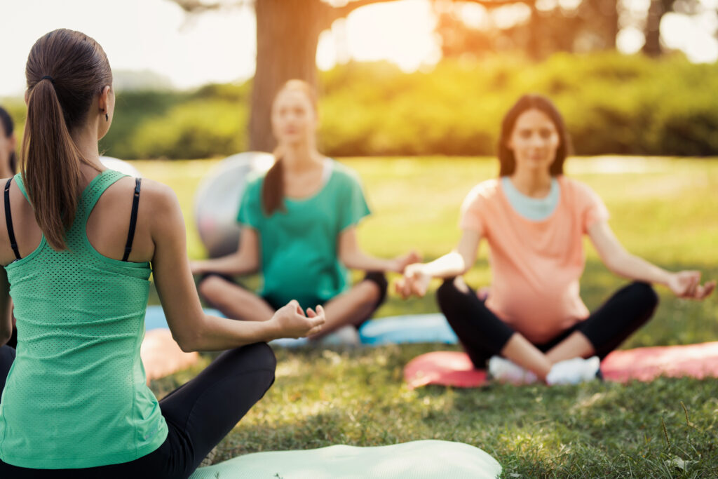 Schwangere Frauen machen Yoga