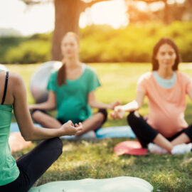 Schwangere Frauen machen Yoga