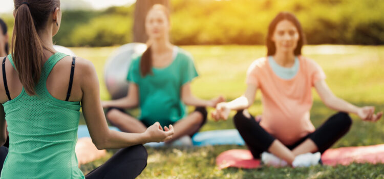 Schwangere Frauen machen Yoga